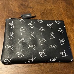 Banana Republic Bows Zip Clutch Wallet White/Black NWT